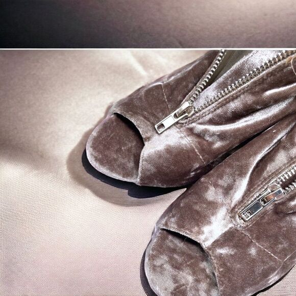 REPORT l Velvet l Zip-up l Block Heel l Peep-toe l Size 7 l NWOT - Picture 3 of 8